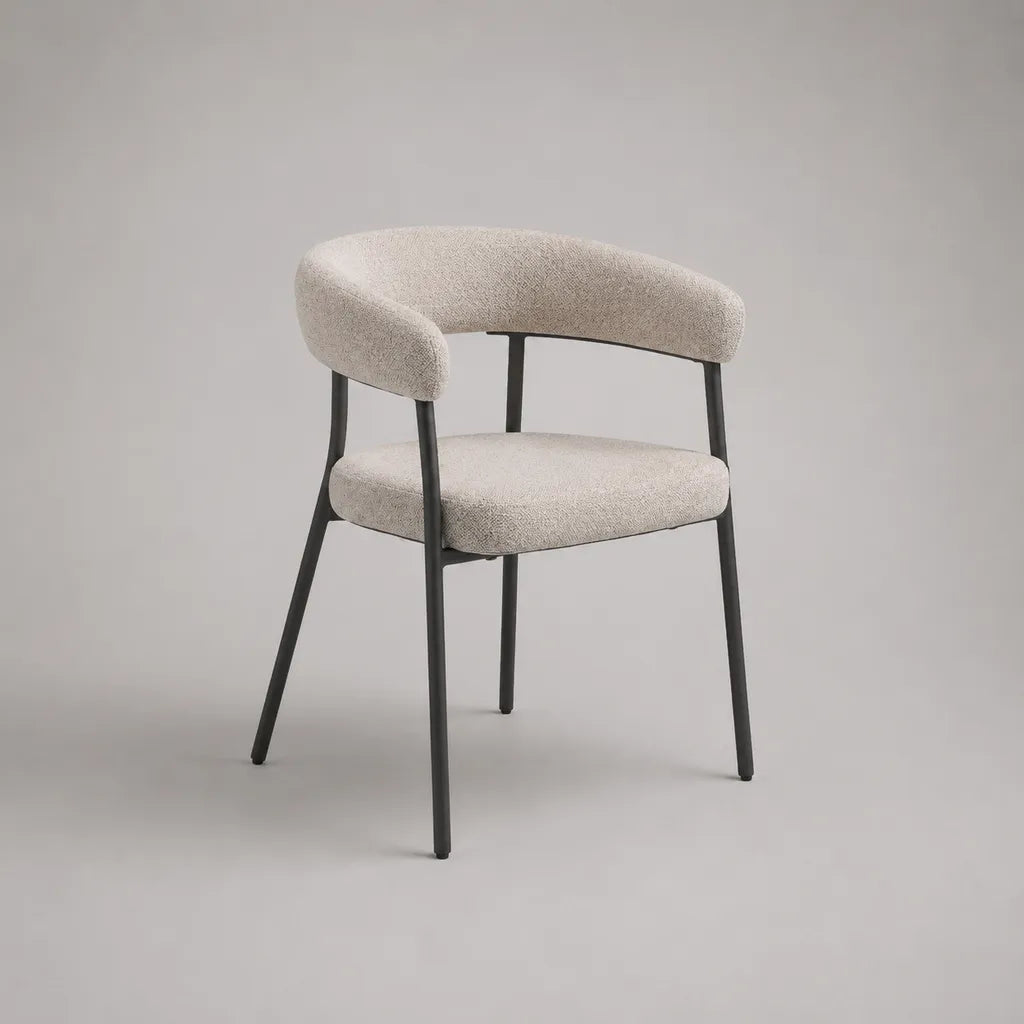 Chaise avec accoudoirs en tissu bouclé beige et structure en acier noir, 57 × 58 × 78 cm