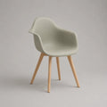 Chaise avec accoudoirs, coque en polypropylène et pieds en hêtre massif, vert sauge clair, 62 × 60 × 82 cm